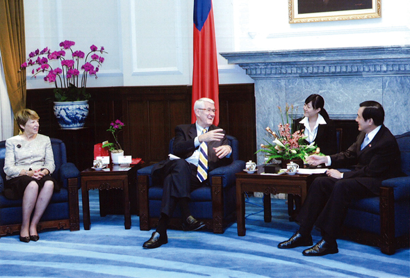 Chancellor Robert Birgeneau (center) and his wife Mary Catherine (left) meet with Ma Ying-jeou (right), the president of the Republic of China (Taiwan).
